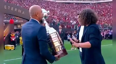 Carles Puyol y su inesperada reacción al negarse a levantar la Copa Libertadores en el Estadio Monumental