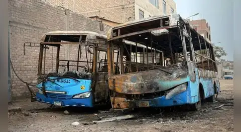 Incendian dos buses de la empresa Estrella en San Martín de Porres: choferes no saldrán a trabajar, pese a pagar S/30 diarios