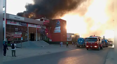 Incendio consume tienda de autos Autonort en Piura tras presunto atentado