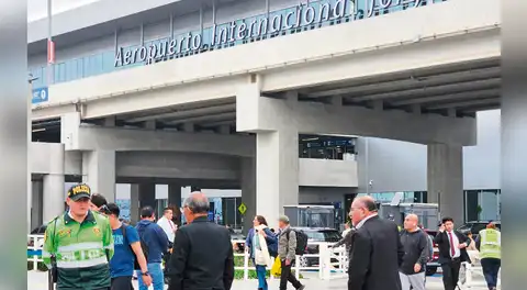Caos en el Jorge Chávez: se reportan quejas y largas filas por inicio del cobro de la TUUA a viajeros en conexión internacional