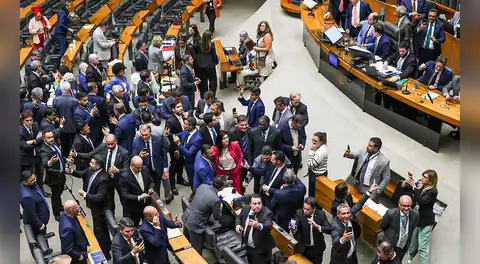 Diputados en Brasil aprueban proyecto de ley para reducir pena de Bolsonaro, expresidente condenado por golpismo