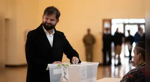Gabriel Boric votó por última vez como presidente en las elecciones entre Jara y Kast: "Chile es solo uno"