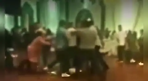 Padres y madres de familia terminan peleando en fiesta de promoción escolar y menores intentan separarlos en Huaraz