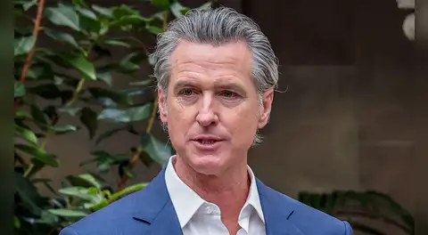 Gavin Newsom firma nueva ley que beneficia a los inmigrantes trabajadores de California desde 2026: ¿En qué consiste?