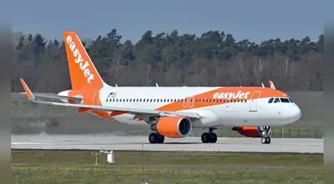 Familia es acusada por embarcar a su abuela fallecida en vuelo de España a Londres: "Está bien, solo está cansada"