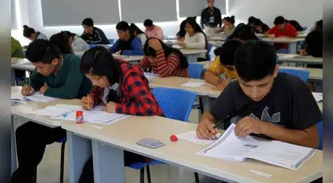 MEF y Minedu eluden citación del Congreso por crisis financiera de becas y aplazan lista de preseleccionados de Beca 18