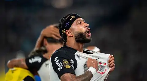 Memphis Depay, compañero de André Carrillo, arremetió contra dirigentes de Corinthians pese a ganar la Copa de Brasil: "Dejen al club en paz"