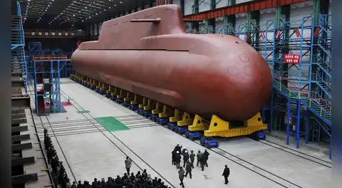 Corea del Norte muestra su primer submarino de propulsión nuclear casi completo: Kim Jong-un acelera su programa militar