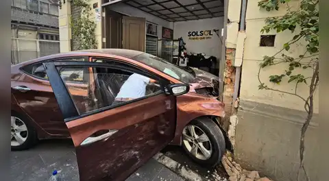 Iba a misa por Navidad y terminó detenido: adulto mayor causa destrozos tras impactar su auto contra negocio en Centro de Lima