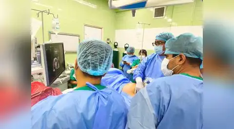 Hospital Dos de Mayo salva la vida de un feto de 26 semanas con innovadora cirugía fetal con láser para extirpar tumor en pulmón