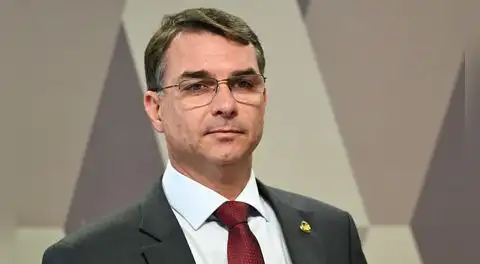 Jair Bolsonaro confirma a su hijo Flávio como candidato presidencial para Brasil en las elecciones de 2026