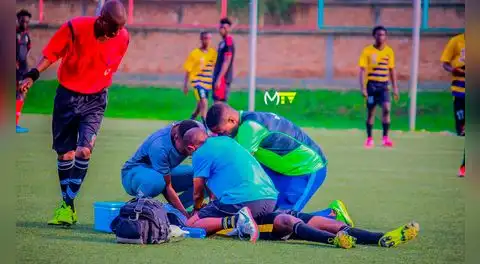 Jugador muere tras desplomarse en pleno partido de la segunda división de Burundi: se habría tragado una moneda