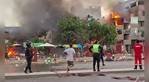 Voraz incendio consume taller de pirotécnicos en Santa Anita y pone en riesgo a varias viviendas