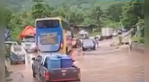 Huaico bloquea carretera Marginal y cientos de vehículos quedan varados en Junín
