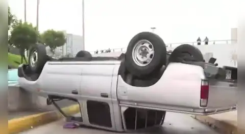 Camioneta del Congreso se vuelca en carril exclusivo del Metropolitano en la Vía Expresa en hora punta