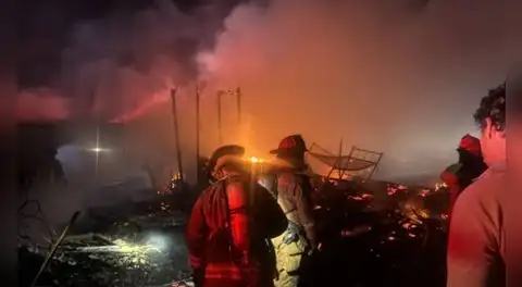 Voraz incendio reduce a cenizas al menos 10 viviendas reconstruidas en el Callao