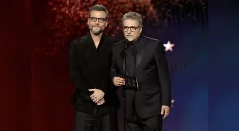 Critics Choice Awards: el director de  'El agente secreto' responde tras la premiación en la alfombra roja