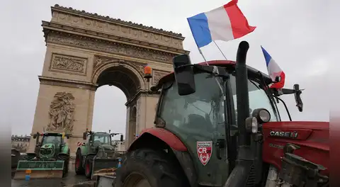 Agricultores irrumpen en París dentro de tractores en protesta contra posible acuerdo entre la UE y el Mercosur
