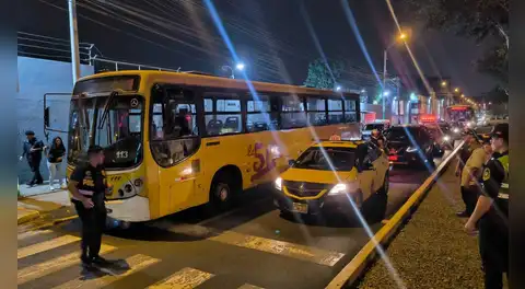 Atacan a bus de 'La 50' con explosivos en plena vía pública en San Juan de Lurigancho