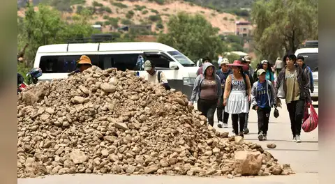 Turistas peruanos quedan varados en Bolivia por bloqueo de carreteras por protestas: "Ya no tenemos recursos"
