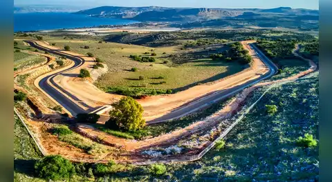 El país en plena guerra que hizo historia al crear un río de más de 130 kilómetros en el medio del desierto