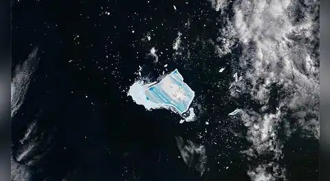 Adiós a un gigante de la Antártida: el iceberg A23a brilló de azul antes de desintegrarse en el océano