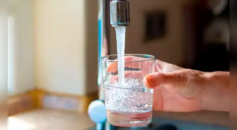 Científicos revelan el método práctico y casero para eliminar los microplásticos del agua potable