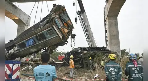 Al menos 32 muertos y decenas de heridos en Tailandia tras caída de una grúa de construcción sobre un tren de pasajeros