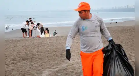 La sacrificada labor del personal de limpieza frente a más de 10 toneladas de basura dejada por 60.000 bañistas en playas de Chorrillos