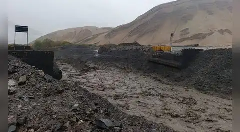Huaico arrastra y destruye puente recién inaugurado: poblados en Moquegua quedaron incomunicados