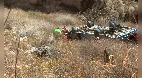 Continúan labores de rescate tras volcadura de bus que transportaba a trabajadores mineros en Arequipa