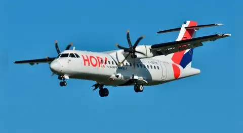 Desaparece un avión en Indonesia con 10 personas a bordo: autoridades inician búsqueda en zona montañosa