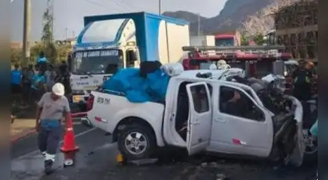 Choque entre camioneta y tráiler deja dos menores y dos adultos fallecidos en la Panamericana Norte