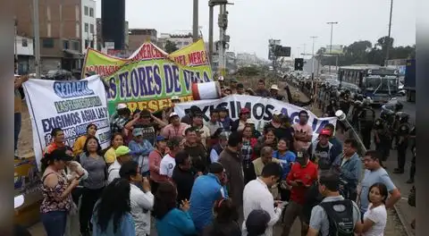 Bloquean la Panamericana Sur: vecinos de SJM protestan por desabastecimiento de agua en asentamientos humanos