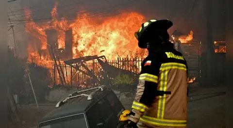 Incendios en Chile dejan al menos 19 fallecidos y más de 50.000 personas evacuadas: Gobierno activa medidas de emergencia