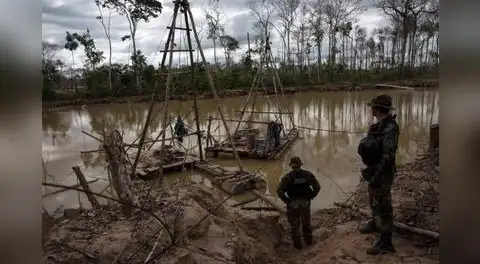 Dragas para extraer oro ilegal aumentaron de 140 en 2021 a 1.613 en 2025