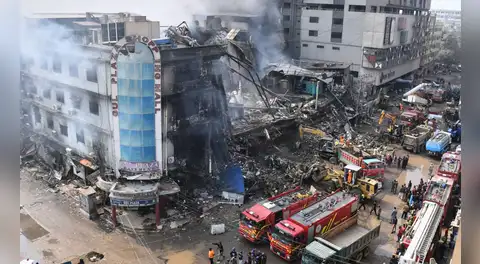 Tragedia en Pakistán: al menos 21 muertos y 60 desaparecidos deja incendio en centro comercial