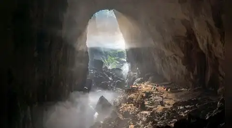 ¿Cuál es la cueva más grande del mundo capaz de albergar 15 Pirámides de Giza y permitir el paso de un crucero por su río subterráneo?