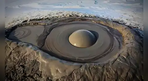 El volcán que expulsa lodo con gas en lugar de lava, su tamaño cambia en verano y está en medio de 2 placas tectónicas de América Latina