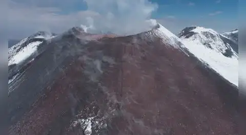 Volcán Sabancaya registró explosión de cenizas que alcanzó 3.400 metro de altura y genera alerta naranja en Arequipa, según IGP