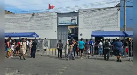 Denuncian cobro de hasta S/30 por espacios en filas para trámites en Reniec de Independencia