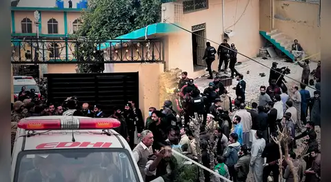 Atentado con bomba deja al menos 30 muertos y más de 120 heridos en un lugar de culto chiita en Pakistán