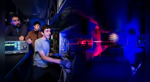 Físicos crean un micro dispositivo del tamaño de un chip que multiplica la intensidad de la luz hasta por 100 veces