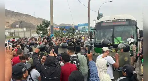 Transportistas bloquean av. Néstor Gambetta tras ataque a cobradora de combi en Ventanilla