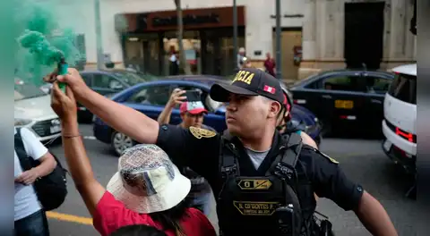 Policía quita bengala y se burla de manifestantes durante protesta contra ''albergue'' de Milagros Jaúregui