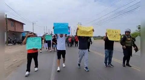 Pescadores realizan marcha de sacrificio en la Panamericana Norte: exigen cese de la veda del bonito en Lambayeque