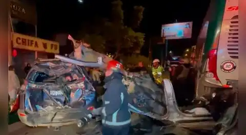 Tráiler ocasiona quíntuple choque en la Carretera Central: hombre quedó atrapado entre fierros de su auto