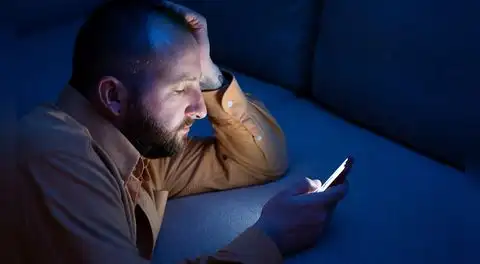 Estudio revela que quedarse despierto hasta muy tarde aumenta el riesgo de infartos y accidentes cerebrovasculares