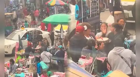Vendedoras ambulantes sorprenden a su compañera con pastel y le cantan 'Happy Birthday' en plena calle por su cumpleaños: "La verdadera amistad"