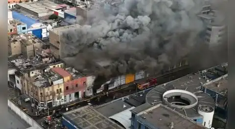 Incendio en almacén frente al Hospital Guillermo Almenara: local no tendría licencia y deja una familia damnificada